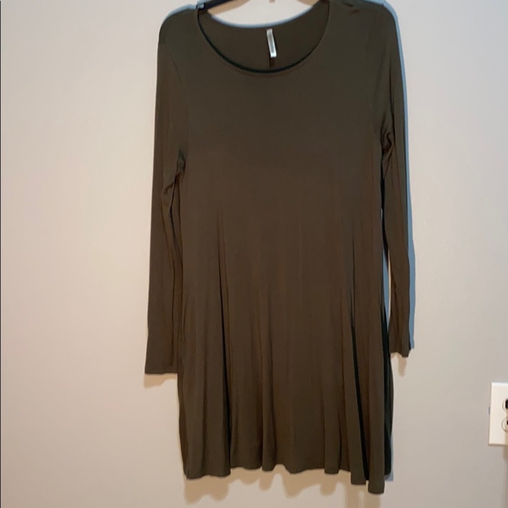 Green long sleeve dress with pockets.